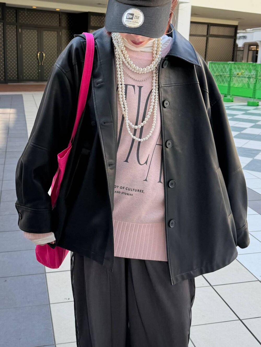 ホワイト系のTシャツ/カットソー、ブラック系のブルゾン、グレー系のその他パンツを着用したレディースの冬コーディネートの2枚目の写真