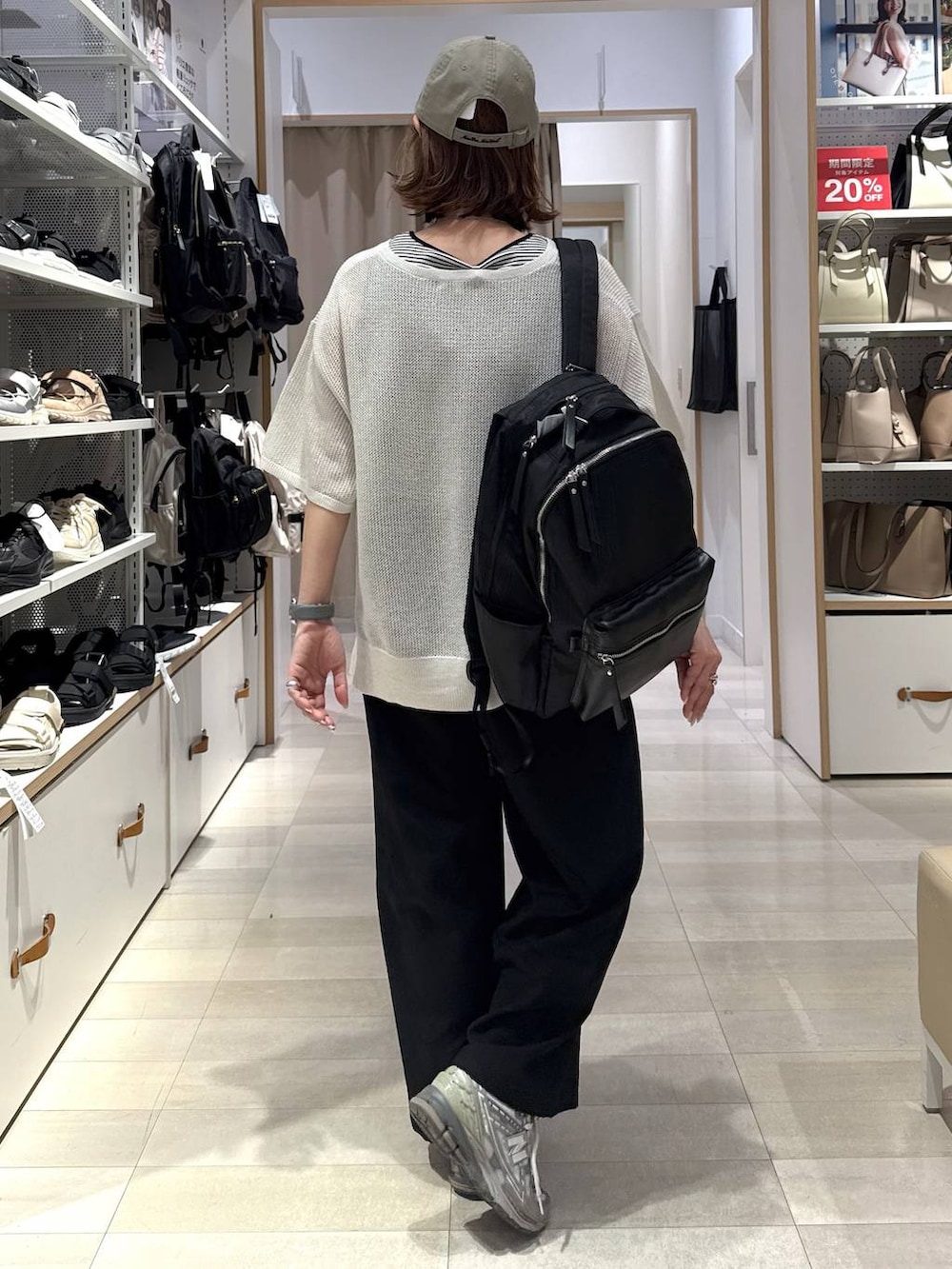 「ママコーデ、きれいめ、GLOBAL WORK、ベーシック/シンプル、着痩せ・細見え、体型カバー、カジュアル」｜「GLOBAL WORKの撥水軽量12ポケットリュック/234512（バックパック/リュック、ブラック系）」を使った、せこ子さん（レディース・159cm）の春コーディネートの7枚目の写真