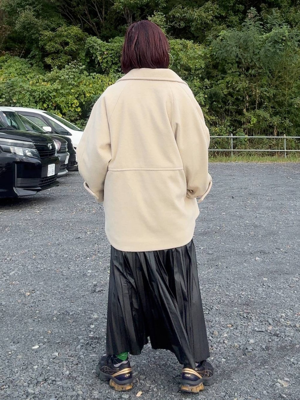 ブルー系のシャツ/ブラウス、グレー系のスウェット、ブラック系のスカートを着用したレディースの秋コーディネートの7枚目の写真