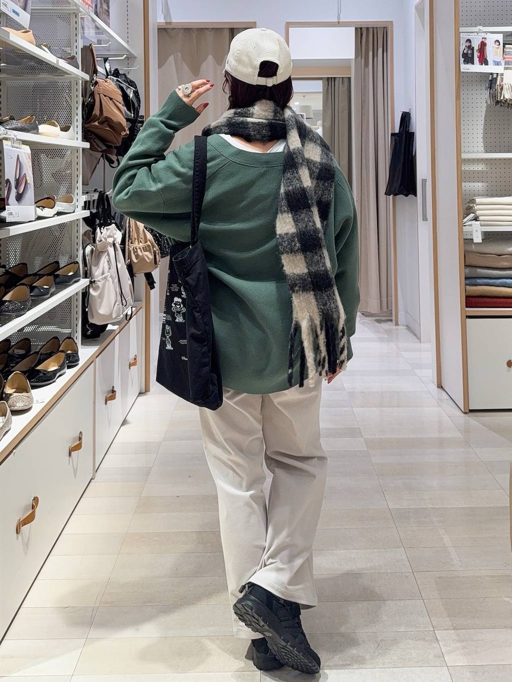 グリーン系のカーディガン/ボレロ、グレー系のその他パンツ、グレー系のトートバッグを着用したレディースの秋コーディネートの6枚目の写真