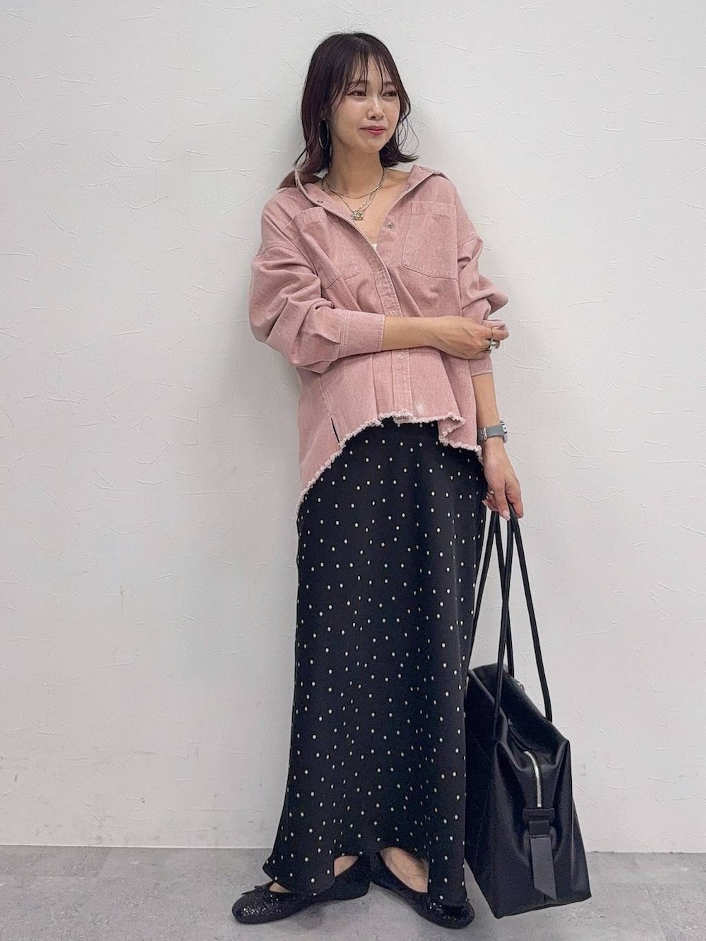 グレー系のスニーカー、ホワイト系のキャミソール、ピンク系のシャツ/ブラウスを着用したレディースの春コーディネートの2枚目の写真