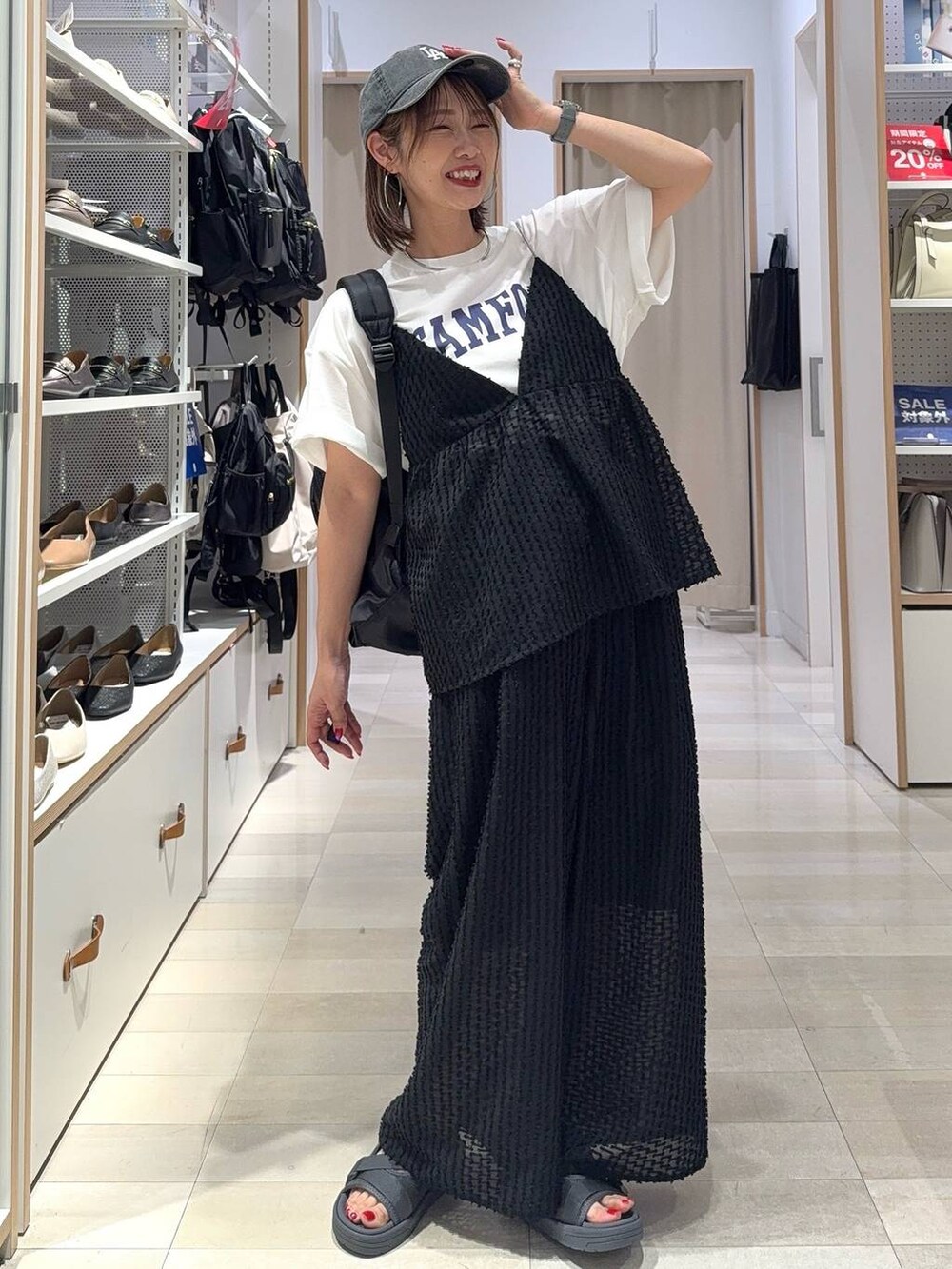 ベージュ系のパンプス、ホワイト系のキャミソール、ホワイト系のシャツ/ブラウスを着用したレディースの夏コーディネートの3枚目の写真