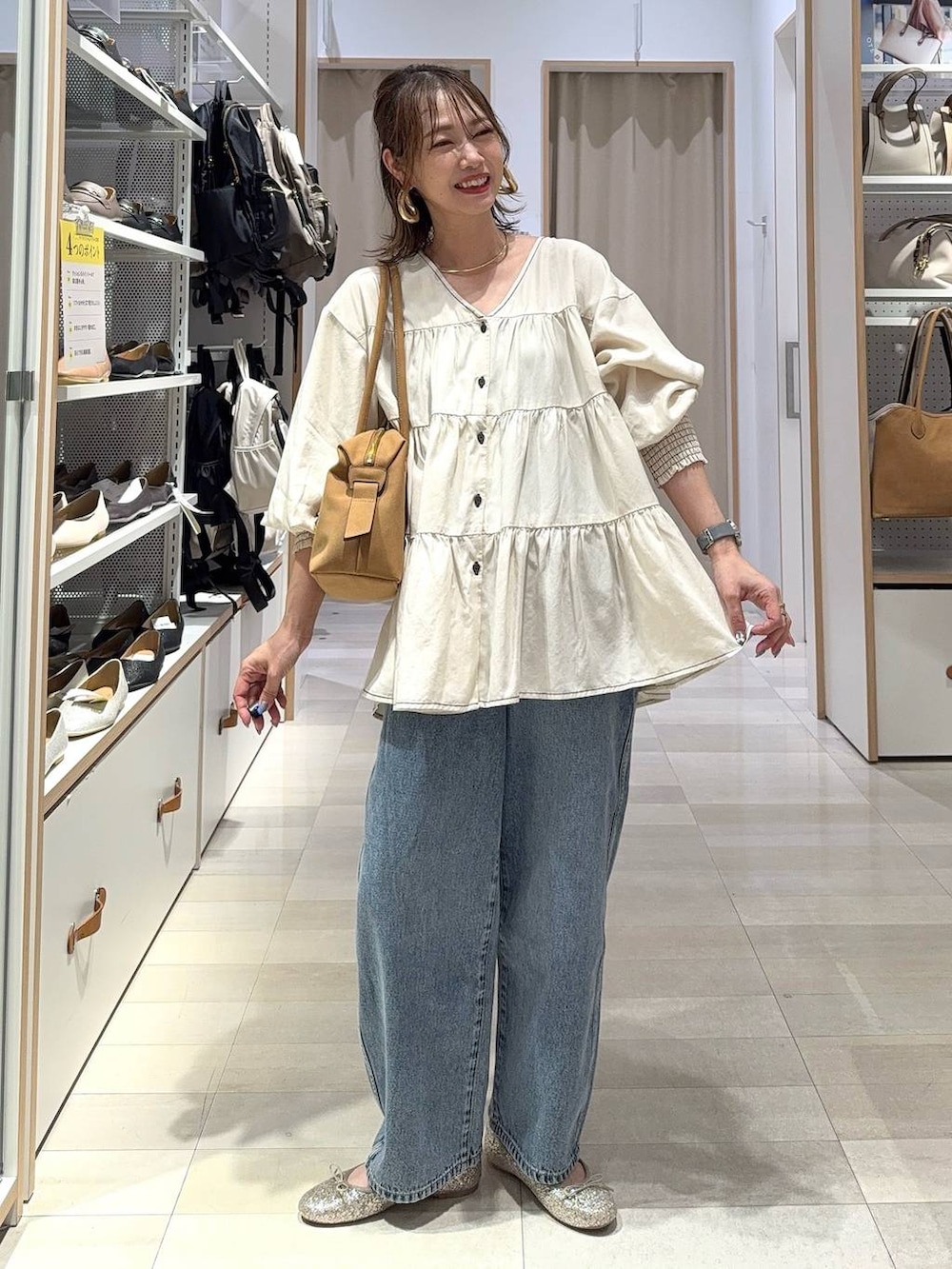 ブルー系のデニムパンツ、ブラック系のその他パンツ、ベージュ系のつなぎ/オールインワンを着用したレディースの夏コーディネートの2枚目の写真