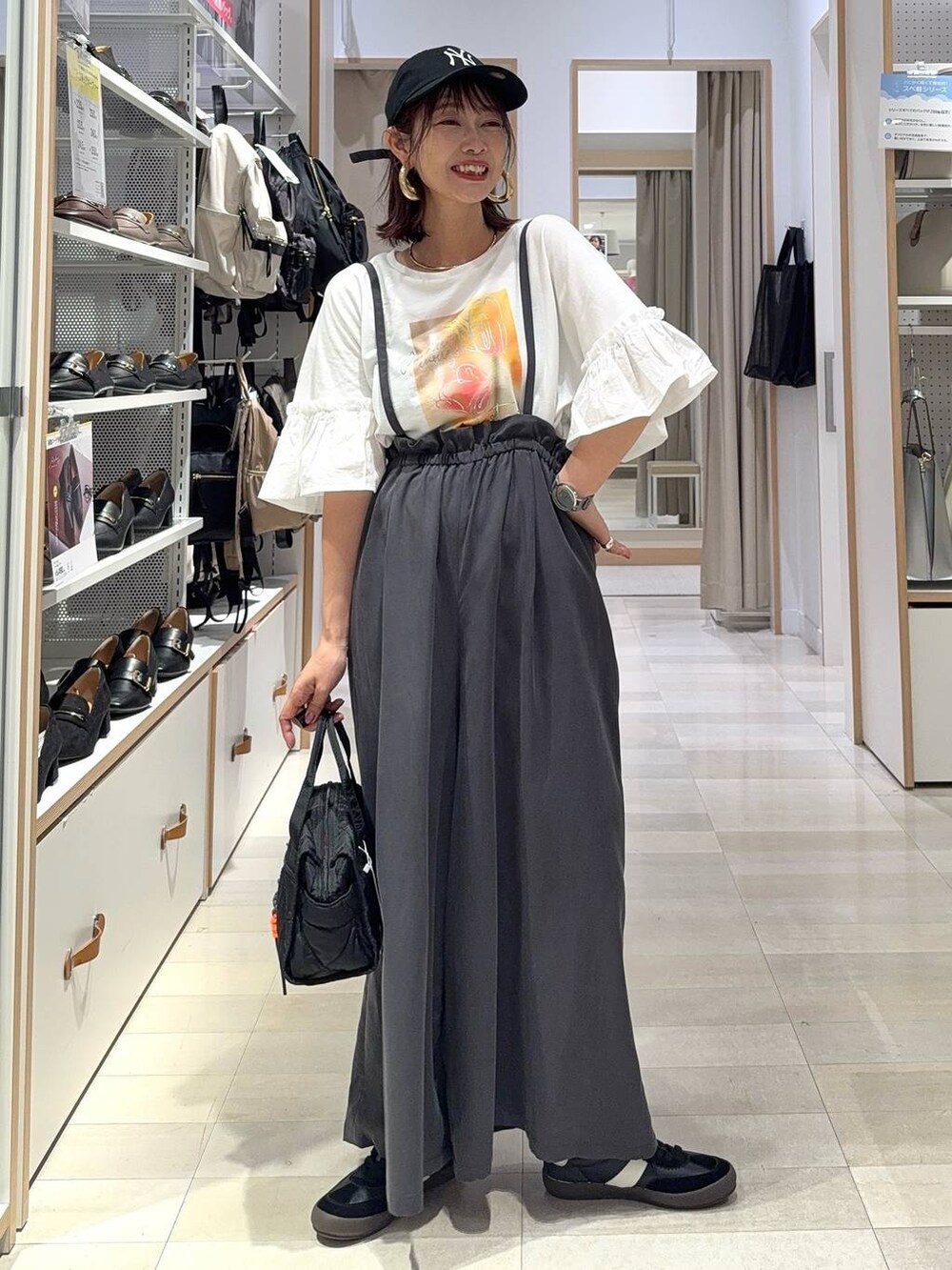 ブラック系のスニーカー、ブルー系のシャツ/ブラウス、グレー系のその他パンツを着用したレディースの秋コーディネートの2枚目の写真