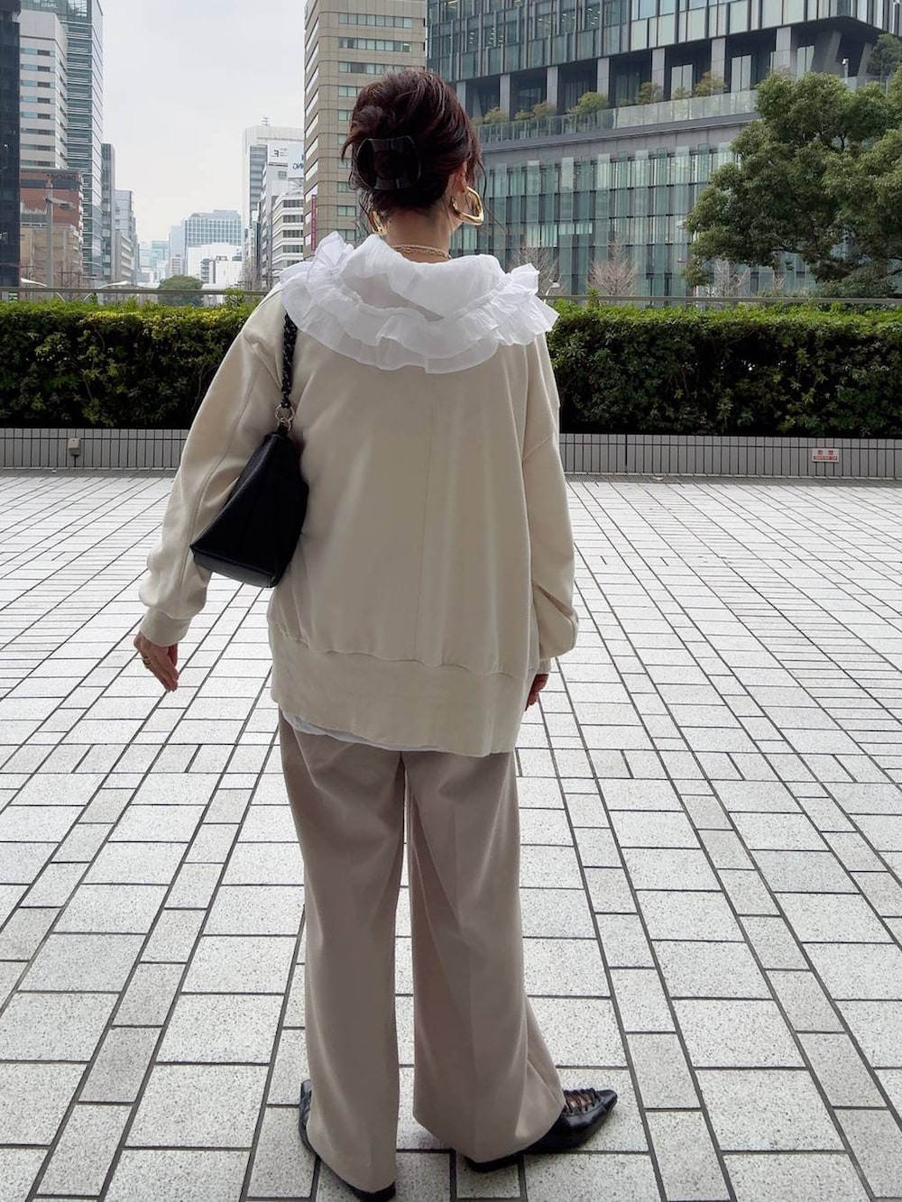 ホワイト系のキャミソール、ホワイト系のシャツ/ブラウス、ベージュ系のその他パンツを着用したレディースの冬コーディネートの7枚目の写真