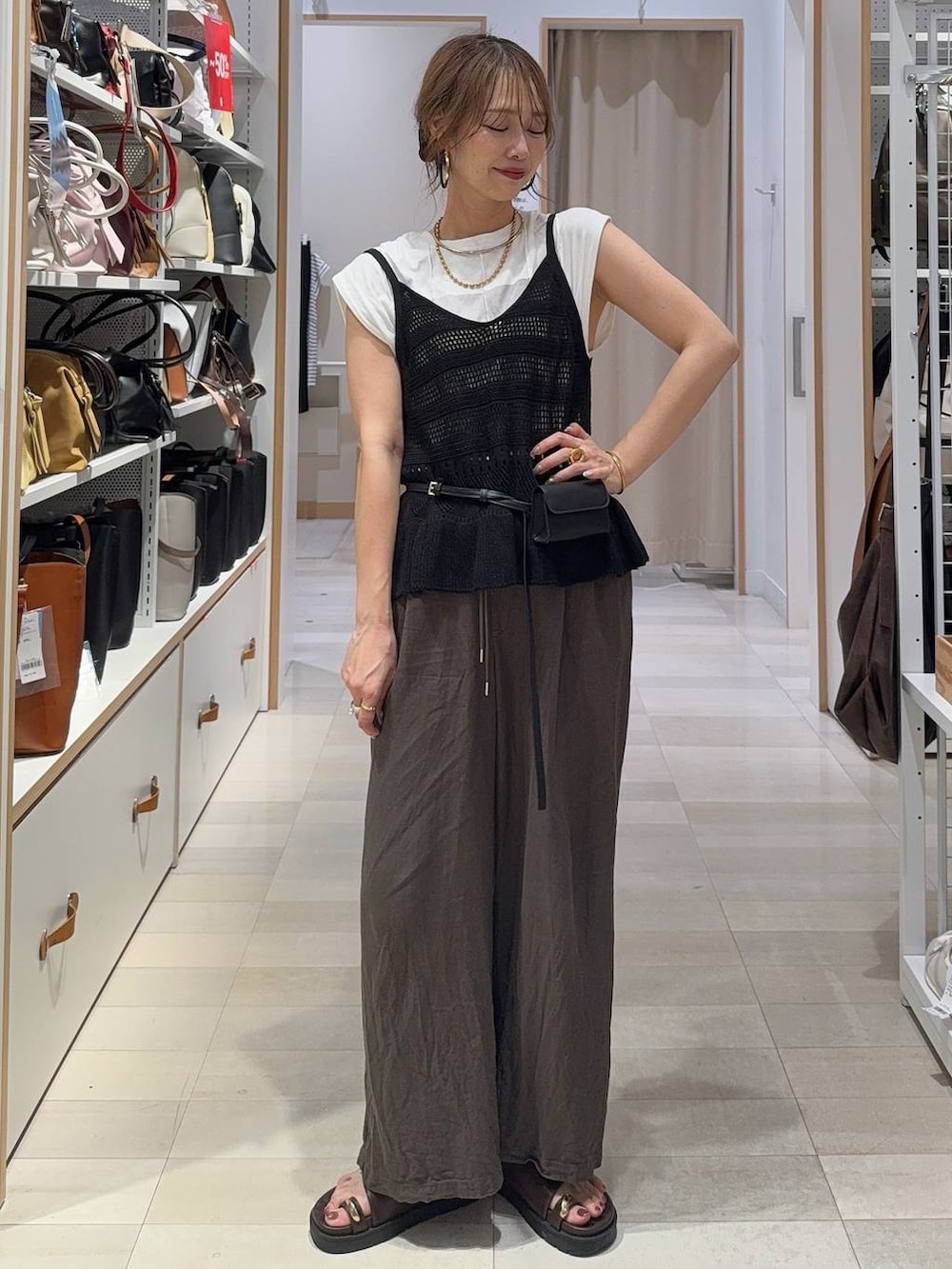 ホワイト系のTシャツ/カットソー、ブラウン系のその他パンツ、ブラウン系のサンダルを着用したレディースの夏コーディネートの3枚目の写真
