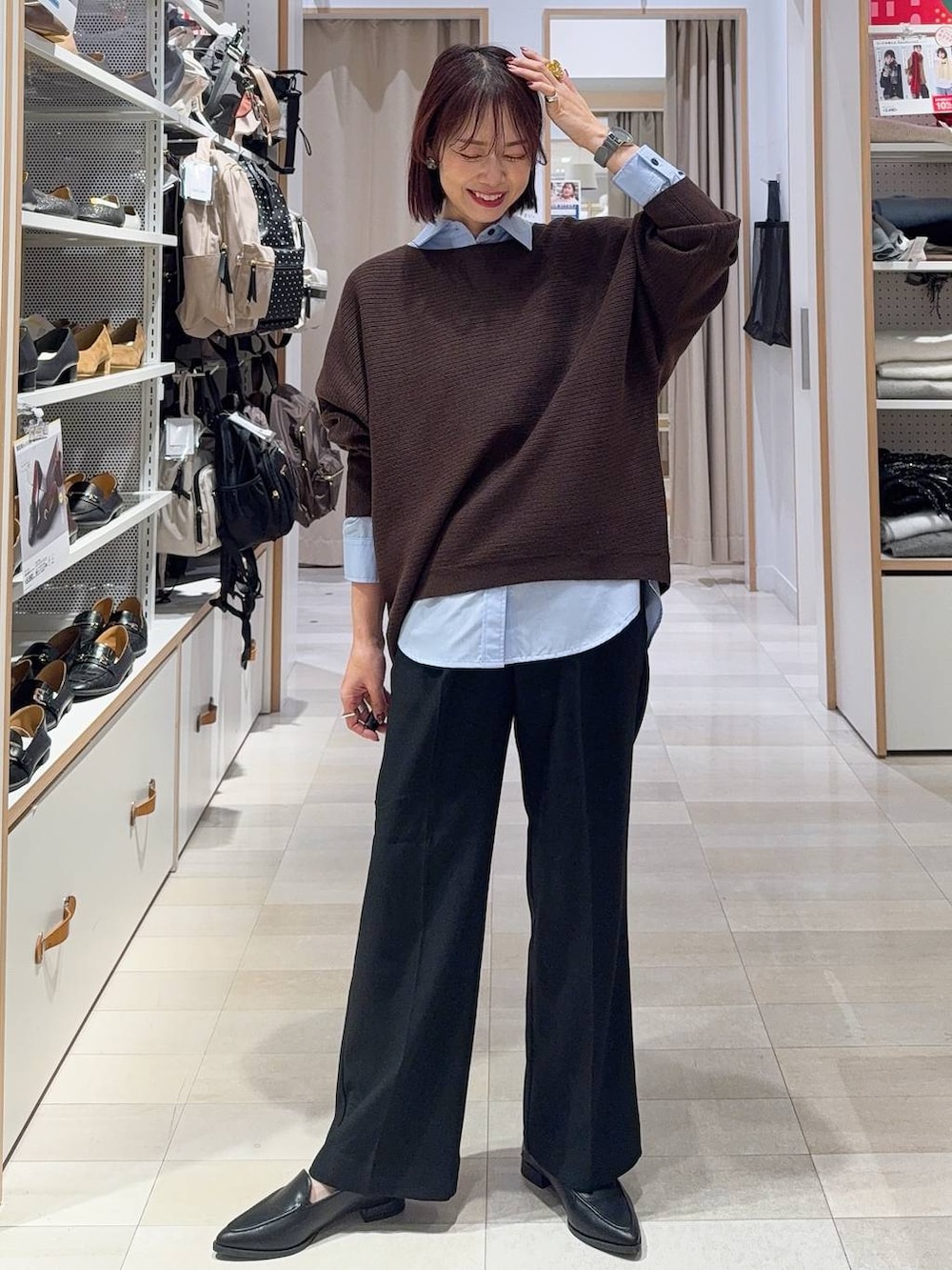 ブラック系のその他パンツ、ブラック系のパンプス、ベージュ系のテーラードジャケットを着用したレディースの冬コーディネートの3枚目の写真