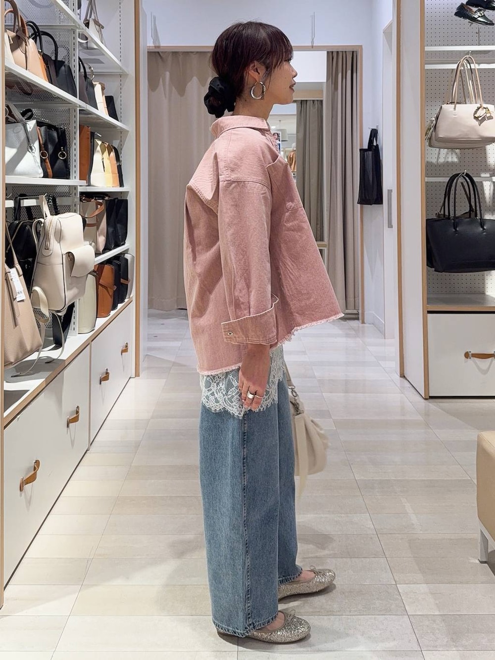 ゴールド系のバレエシューズ、ホワイト系のショルダーバッグ、ピンク系のシャツ/ブラウスを着用したレディースの冬コーディネートの6枚目の写真