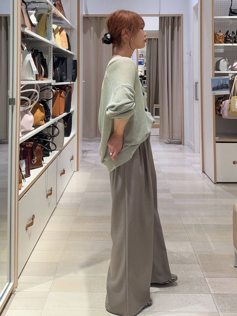 その他のパンプス、ホワイト系のキャミソール、ブラウン系のその他パンツを着用したレディースの春コーディネートの5枚目の写真