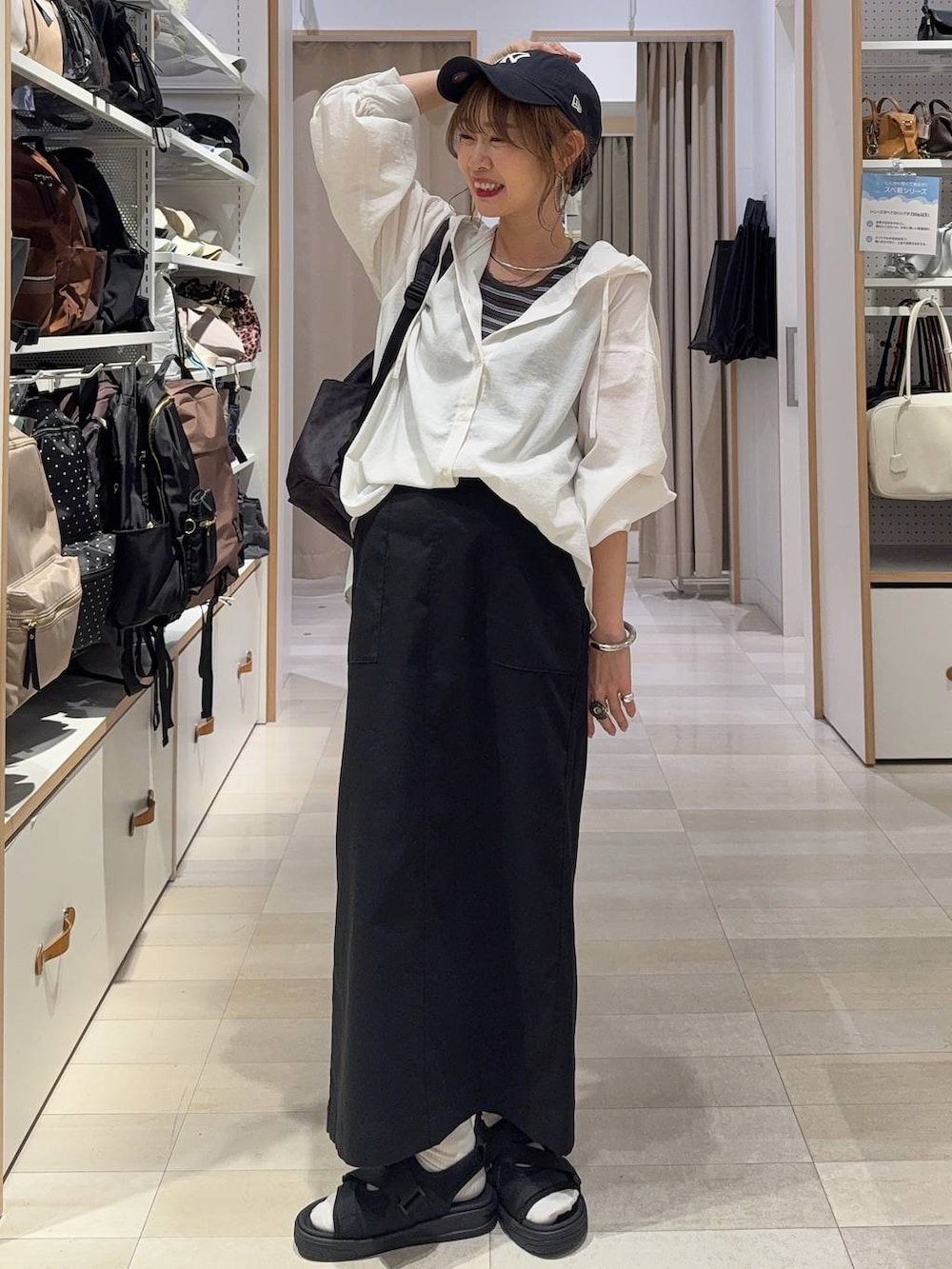 ブルー系のシャツ/ブラウス、ブラック系のその他パンツ、レッド系のタンクトップを着用したレディースの夏コーディネートの6枚目の写真
