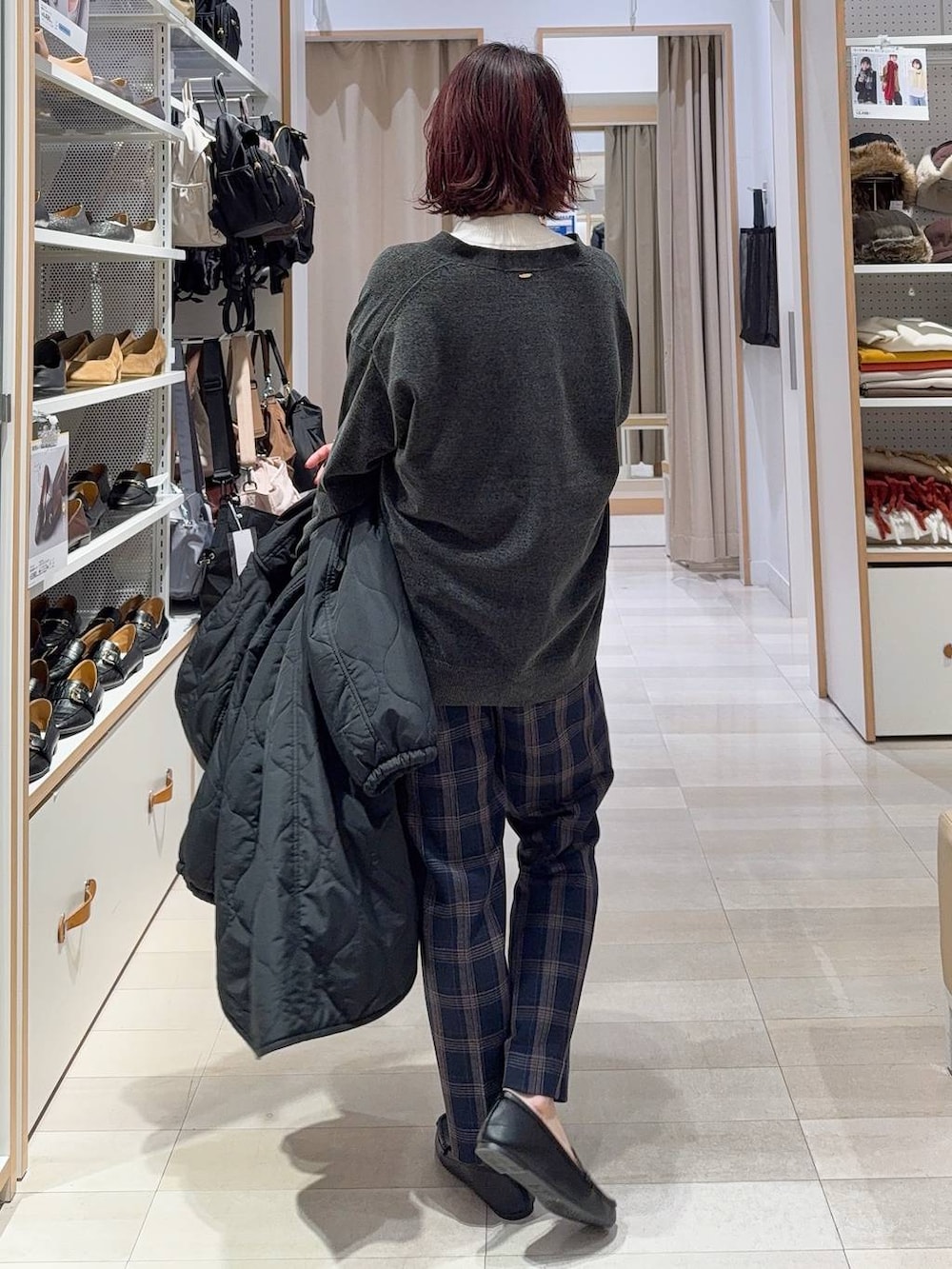 ブラック系のショルダーバッグ、ブラック系のブルゾン、ホワイト系のニット/セーターを着用したレディースの冬コーディネートの6枚目の写真