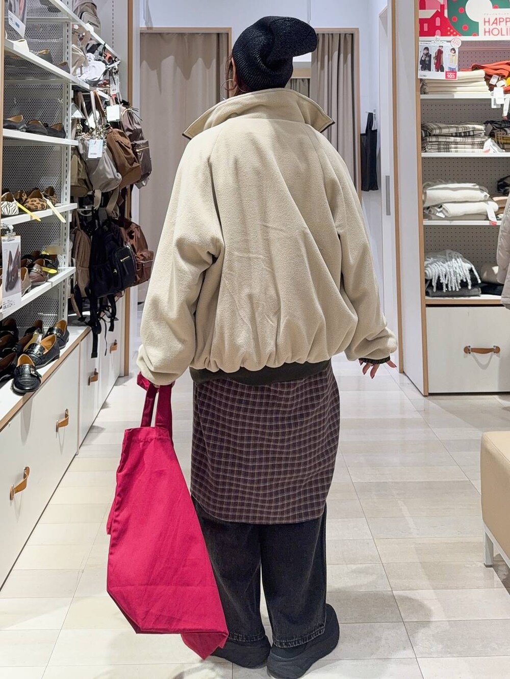 ブラック系のデニムパンツ、ブラウン系のシャツ/ブラウス、レッド系のトートバッグを着用したレディースの冬コーディネートの7枚目の写真