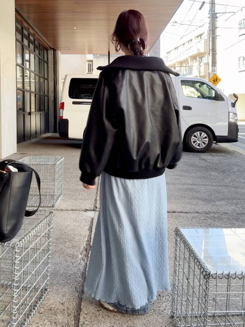 ホワイト系のキャミソール、ブラック系のショルダーバッグ、ホワイト系のTシャツ/カットソーを着用したレディースの冬コーディネートの5枚目の写真