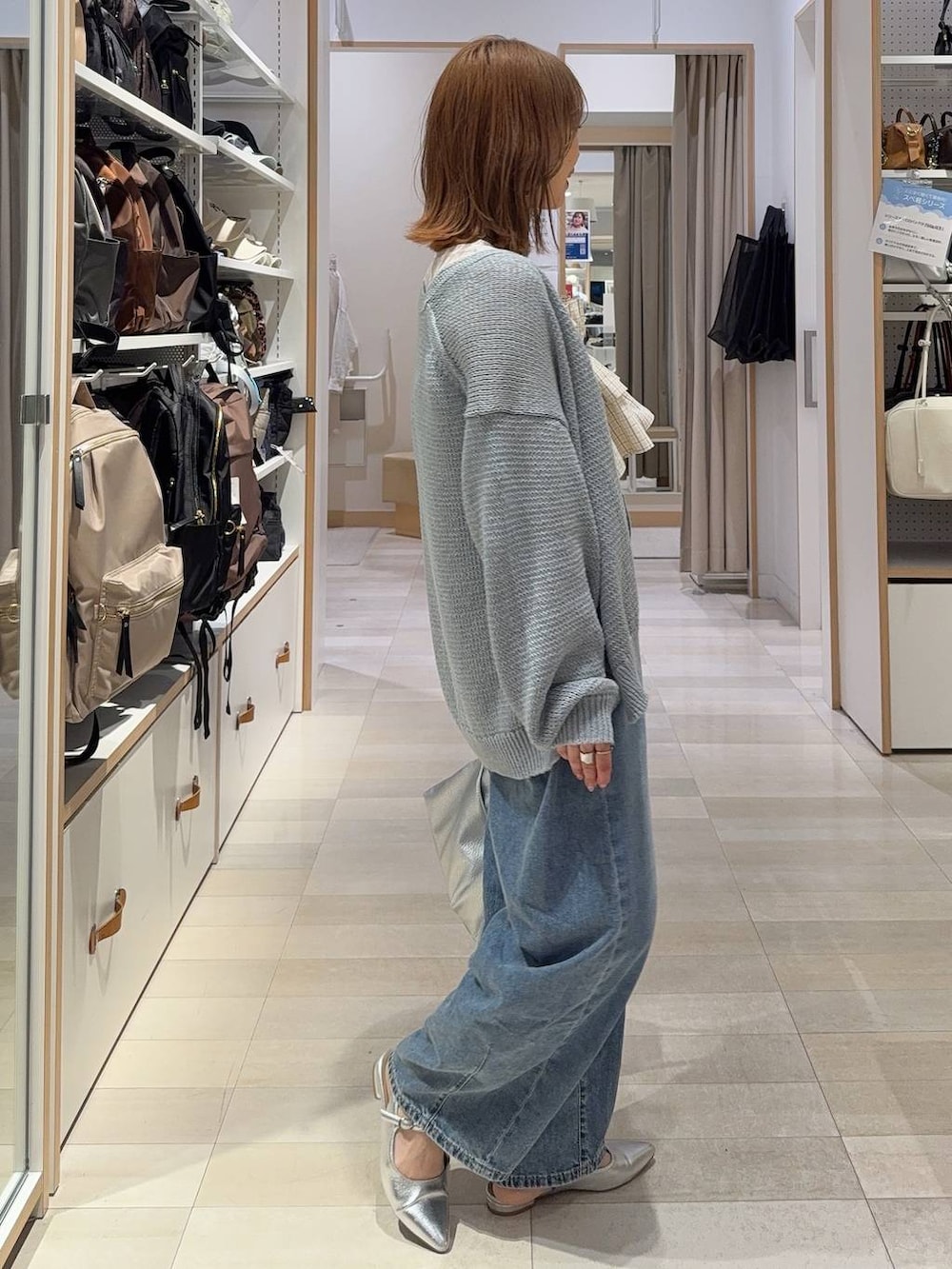 ホワイト系のTシャツ/カットソー、ブルー系のデニムパンツ、ブラウン系のキャミソールを着用したレディースの春コーディネートの5枚目の写真