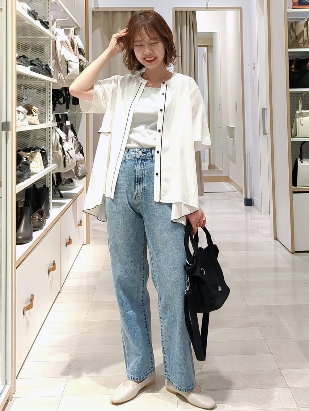 ベージュ系のパンプス、ブラック系のその他パンツ、グレー系のカーディガン/ボレロを着用したレディースの春コーディネートの3枚目の写真