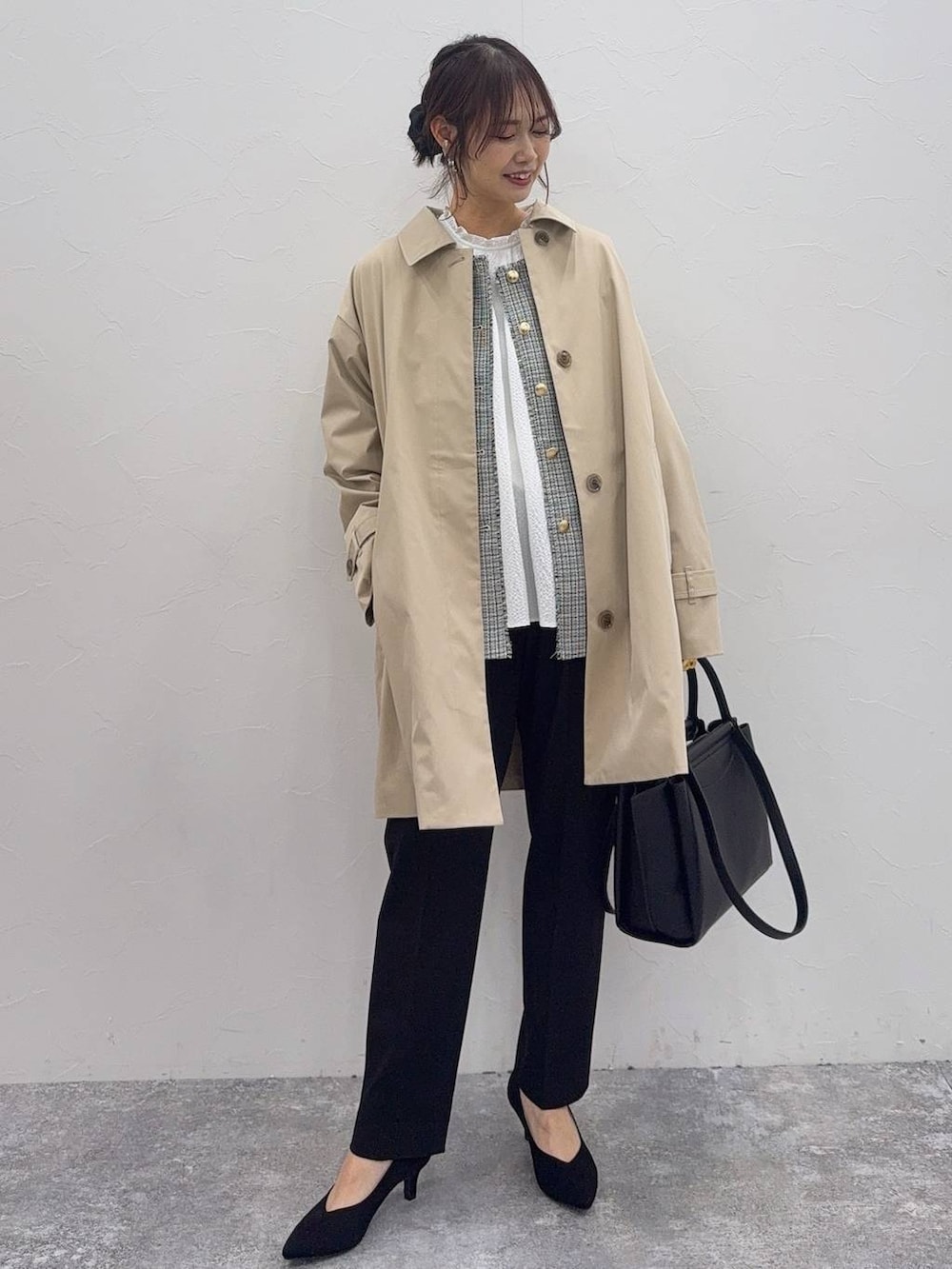 ブラック系のパンプス、ホワイト系のシャツ/ブラウス、ブラック系のスラックスを着用したレディースの冬コーディネートの2枚目の写真