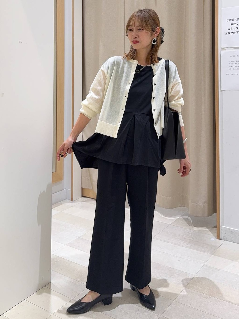 ブラック系のパンプス、ブラック系のトートバッグ、ブラック系のその他パンツを着用したレディースの春コーディネートの5枚目の写真