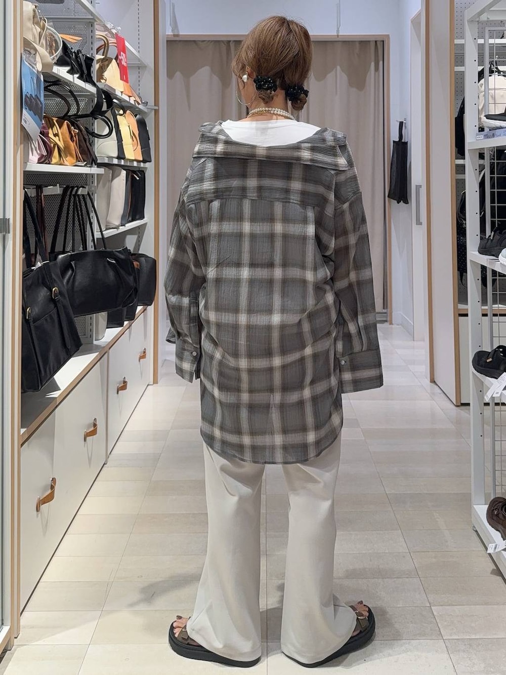 ホワイト系のTシャツ/カットソー、ブラウン系のボディバッグ/ウエストポーチ、ブラウン系のサンダルを着用したレディースの夏コーディネートの5枚目の写真