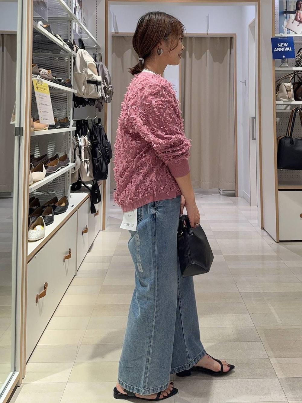 その他のショルダーバッグ、ブラック系のバレエシューズ、ピンク系のカーディガン/ボレロを着用したレディースの夏コーディネートの5枚目の写真