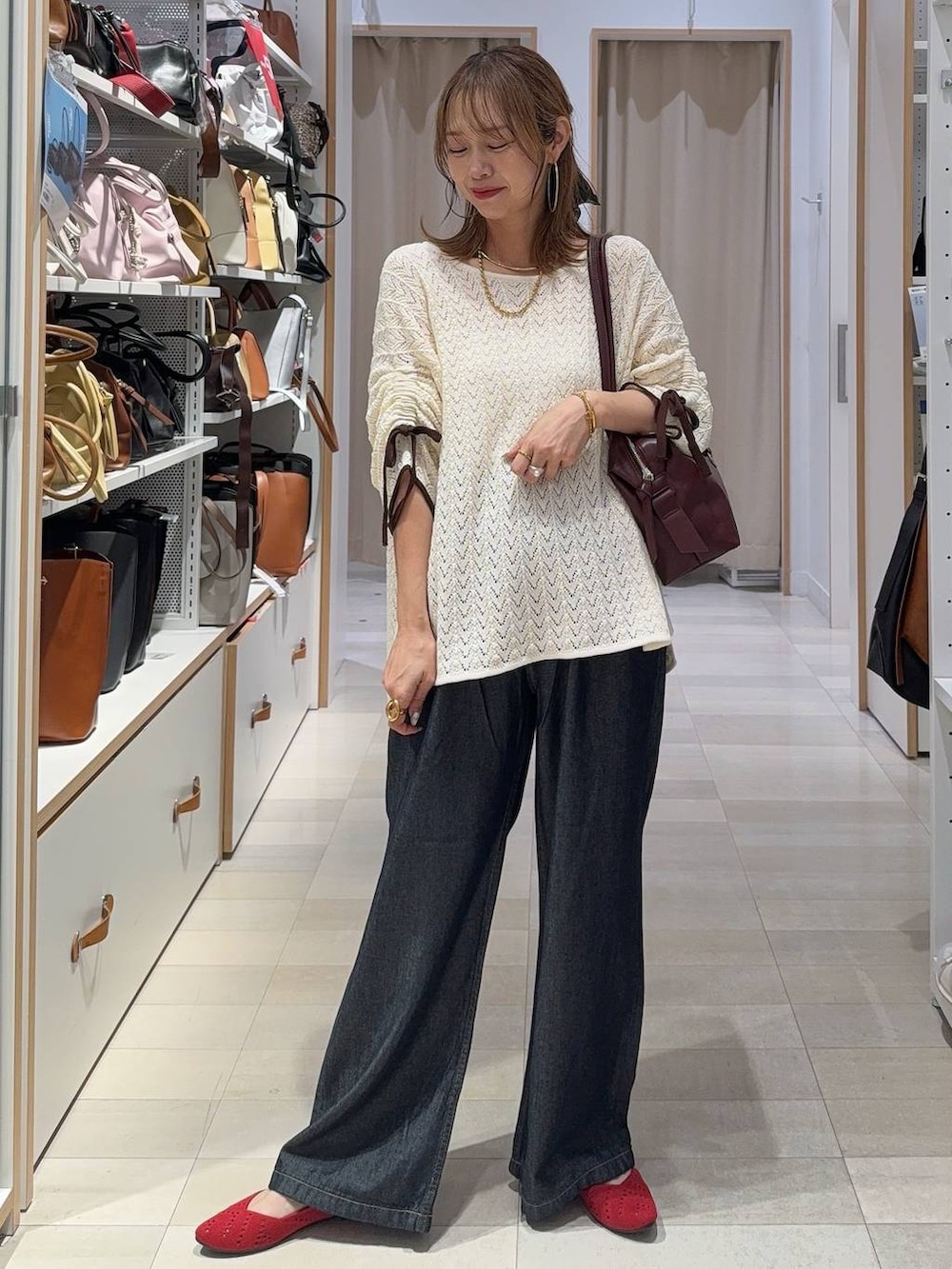 ブルー系のシャツ/ブラウス、ブラック系のその他パンツ、レッド系のタンクトップを着用したレディースの夏コーディネートの5枚目の写真