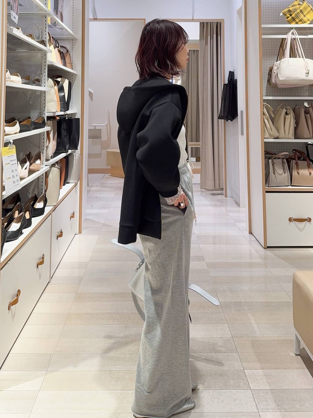 ホワイト系のキャミソール、ホワイト系のTシャツ/カットソー、グレー系のスウェットパンツを着用したレディースの冬コーディネートの4枚目の写真