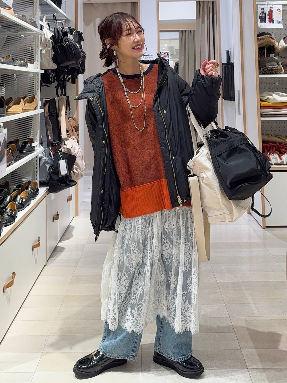 グレー系のチェスターコート、ブラック系のその他パンツ、ホワイト系のTシャツ/カットソーを着用したレディースの冬コーディネートの4枚目の写真