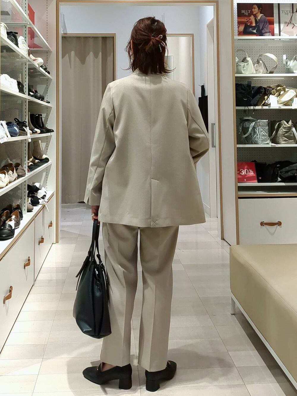 ブラック系のローファー、ブラック系のニット/セーター、ベージュ系のその他パンツを着用したレディースの春コーディネートの5枚目の写真