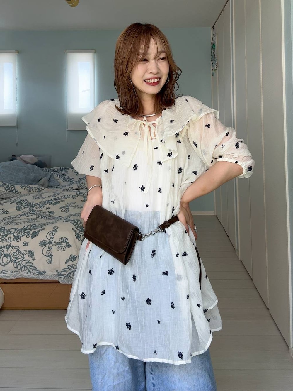 ホワイト系のワンピース、ホワイト系のキャミソール、ブラウン系のボディバッグ/ウエストポーチを着用したレディースの夏コーディネートの2枚目の写真