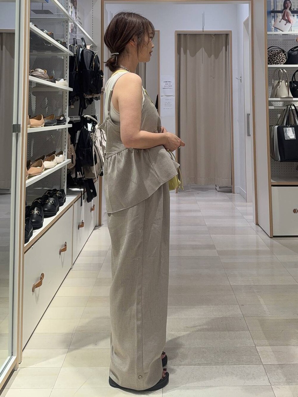 ホワイト系のタンクトップ、イエロー系のショルダーバッグ、ホワイト系のシャツ/ブラウスを着用したレディースの夏コーディネートの6枚目の写真