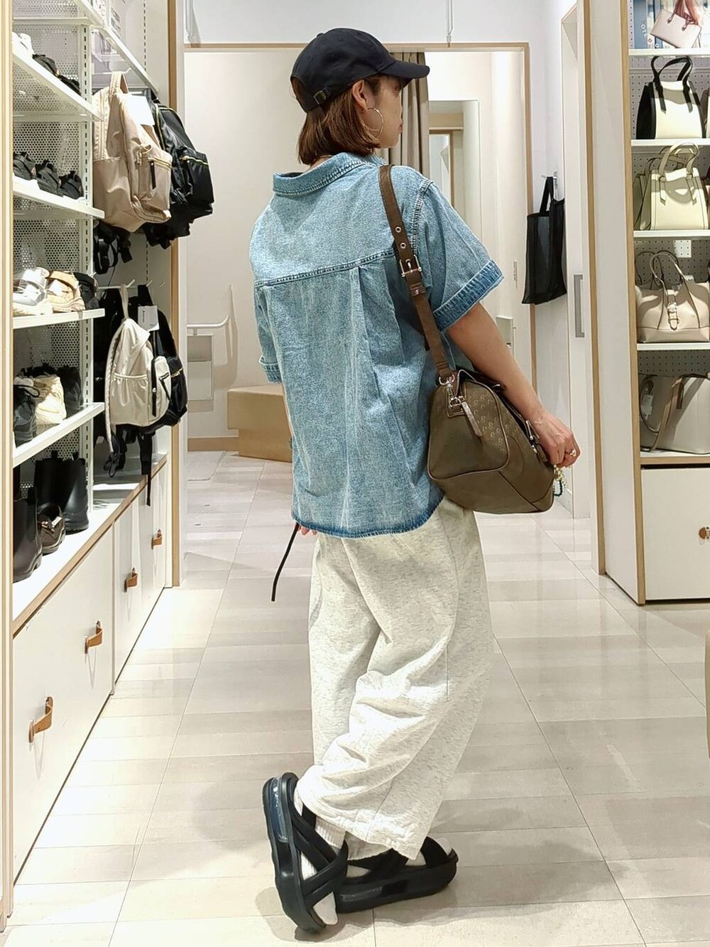 「きれいめ、ベーシック/シンプル、着痩せ・細見え、ママコーデ、体型カバー、カジュアル、GLOBAL WORK」|「GLOBAL WORKのマルチWAYパールチャーム/251929(キーケース/キーアクセサリー、ブルー系)」を使った、せこ子さん(レディース・159cm)の春コーディネートの7枚目の写真