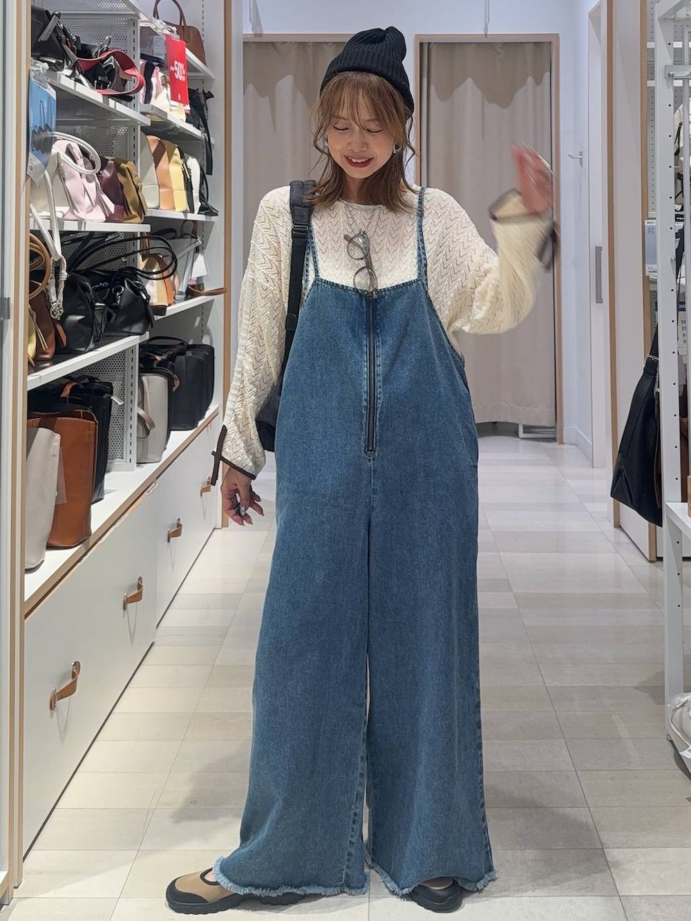 ブラウン系のボストンバッグ、ブラック系のその他パンツ、ベージュ系のその他パンツを着用したレディースの夏コーディネートの5枚目の写真