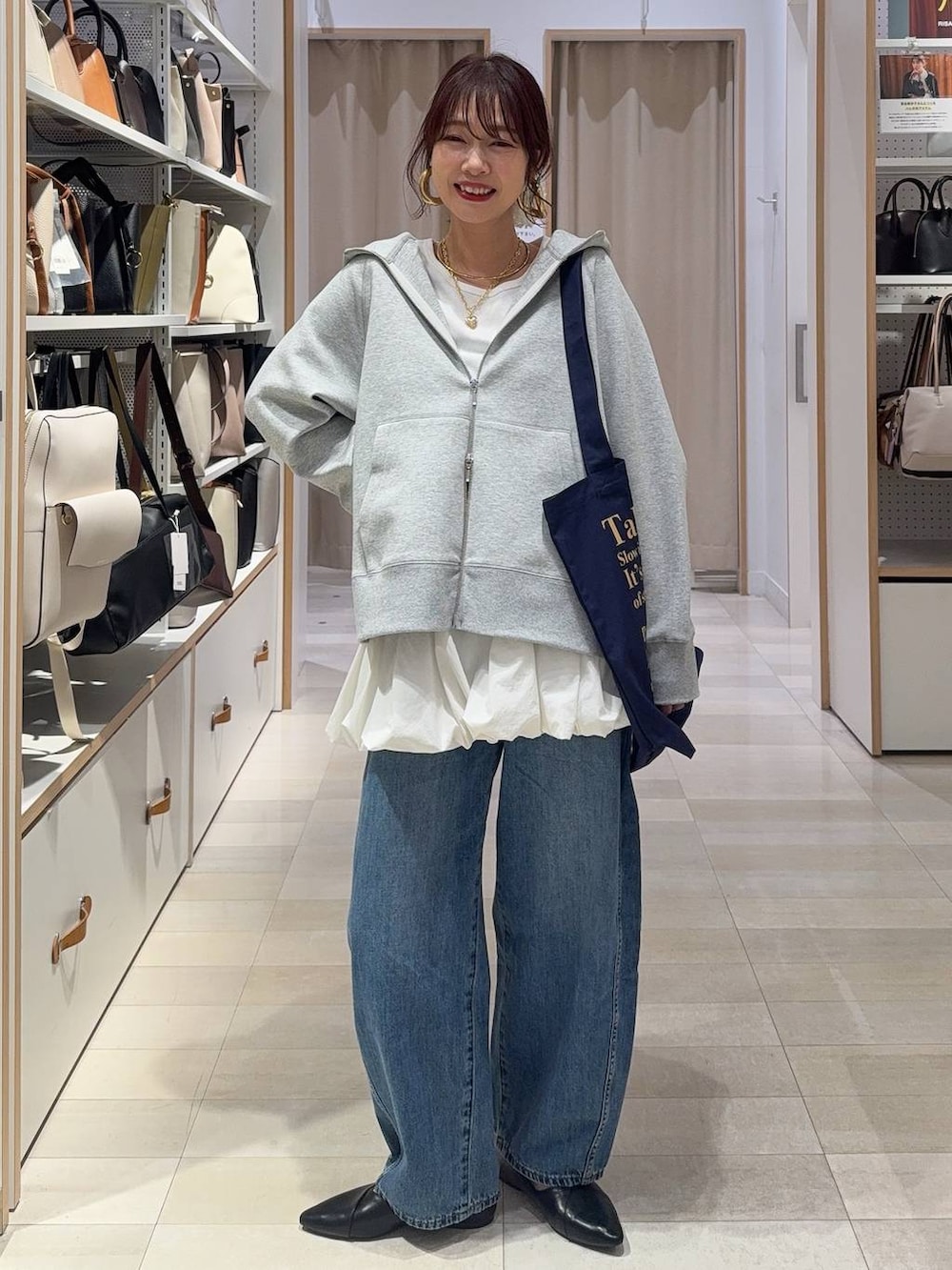 ブラック系のショルダーバッグ、ブラック系のパンプス、グレー系のパーカーを着用したレディースの春コーディネートの5枚目の写真