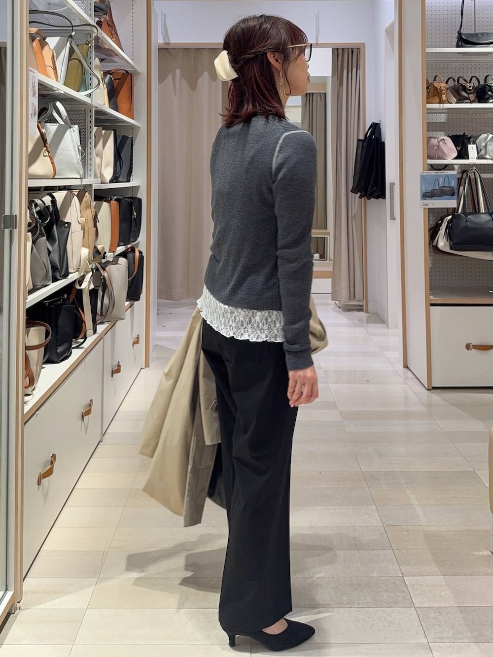 その他のパンプス、ブラック系のスラックス、ベージュ系のステンカラーコートを着用したレディースの春コーディネートの5枚目の写真