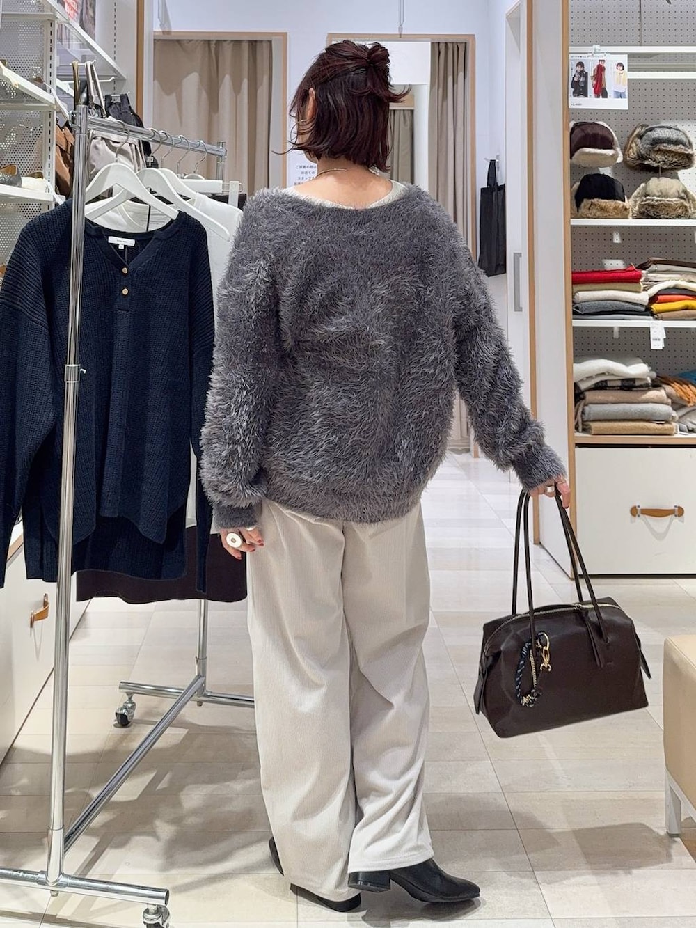 ブラウン系のボストンバッグ、グレー系のその他パンツ、グレー系のワンピースを着用したレディースの秋コーディネートの8枚目の写真