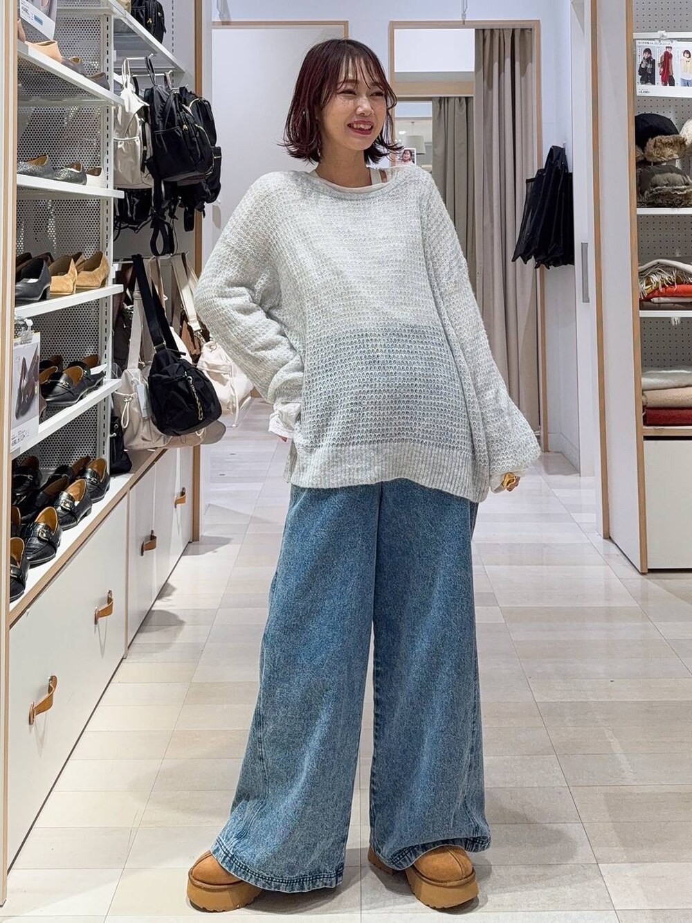 ブラック系のショルダーバッグ、グレー系のニット/セーター、イエロー系のブーツを着用したレディースの冬コーディネートの4枚目の写真