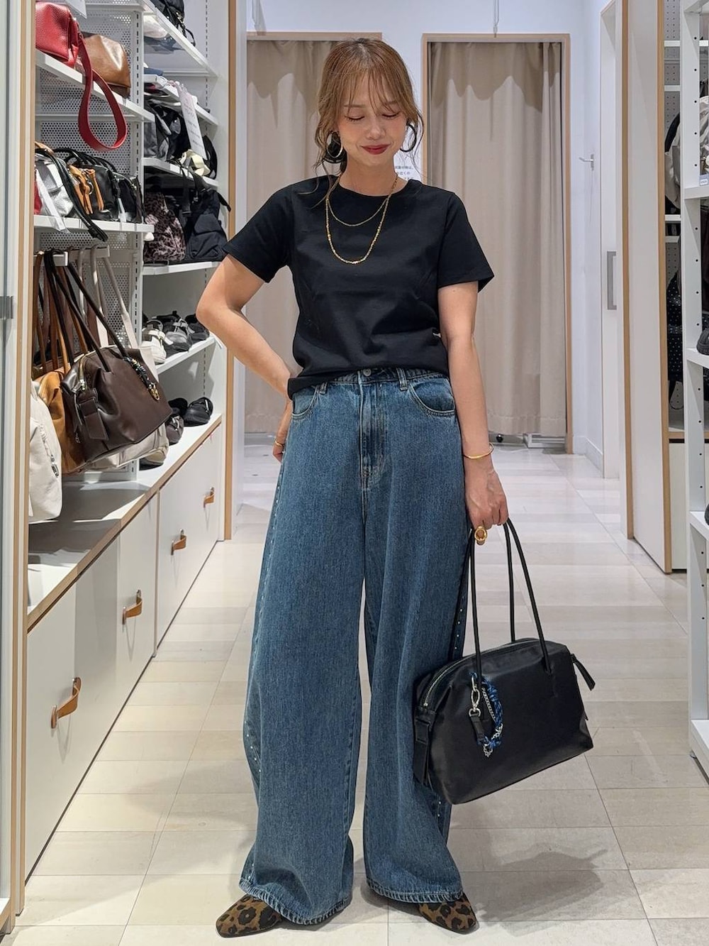 ブルー系のデニムパンツ、ブラウン系のキャミソール、その他のパンプスを着用したレディースの夏コーディネートの3枚目の写真
