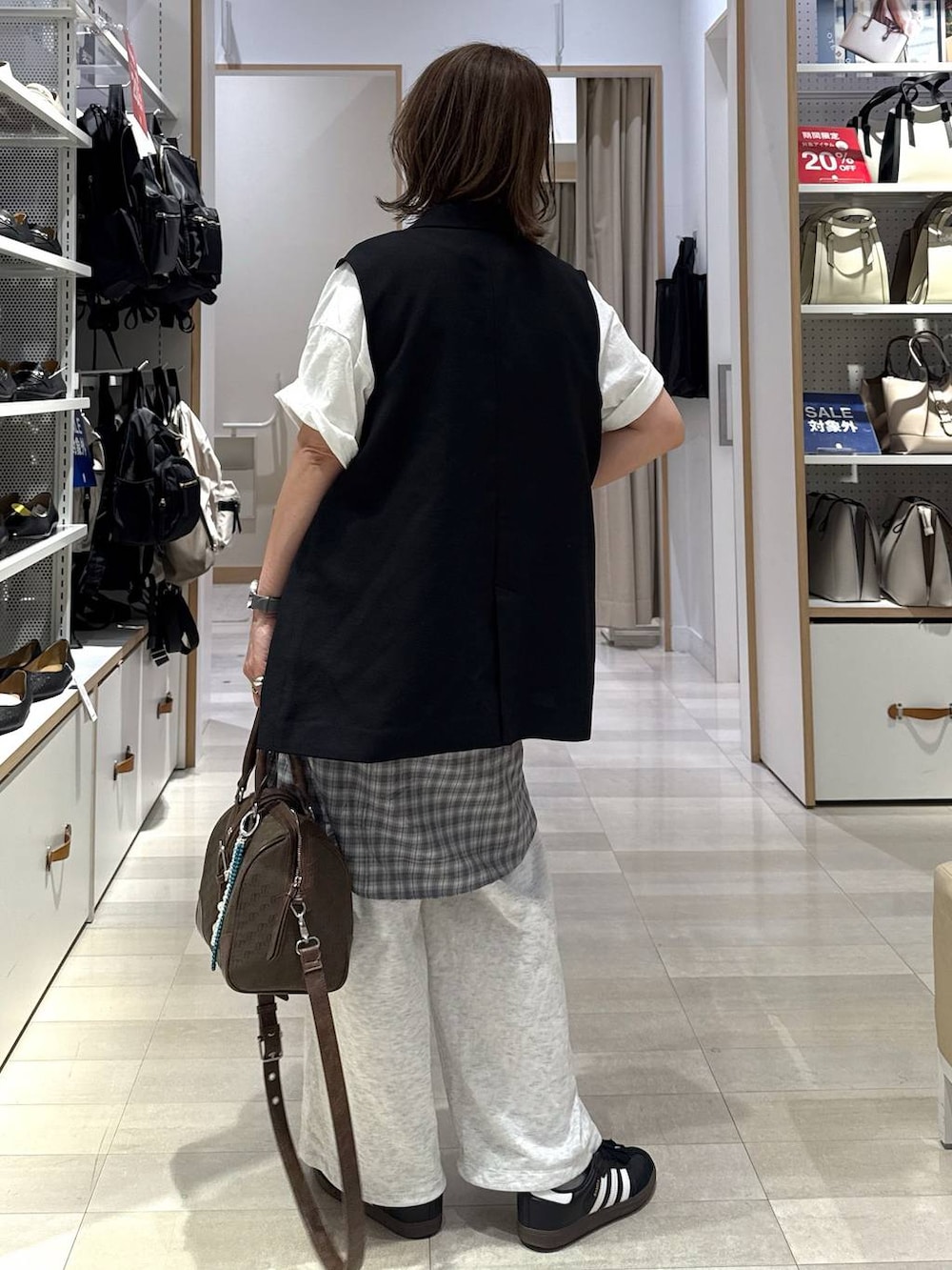 「GLOBAL WORK、きれいめ、ベーシック/シンプル、着痩せ・細見え、ママコーデ、体型カバー、カジュアル」｜「LOWRYS FARMのコードマルチＷＡＹネックレス　137241（ネックレス、その他）」を使った、せこ子さん（レディース・159cm）の春コーディネートの7枚目の写真