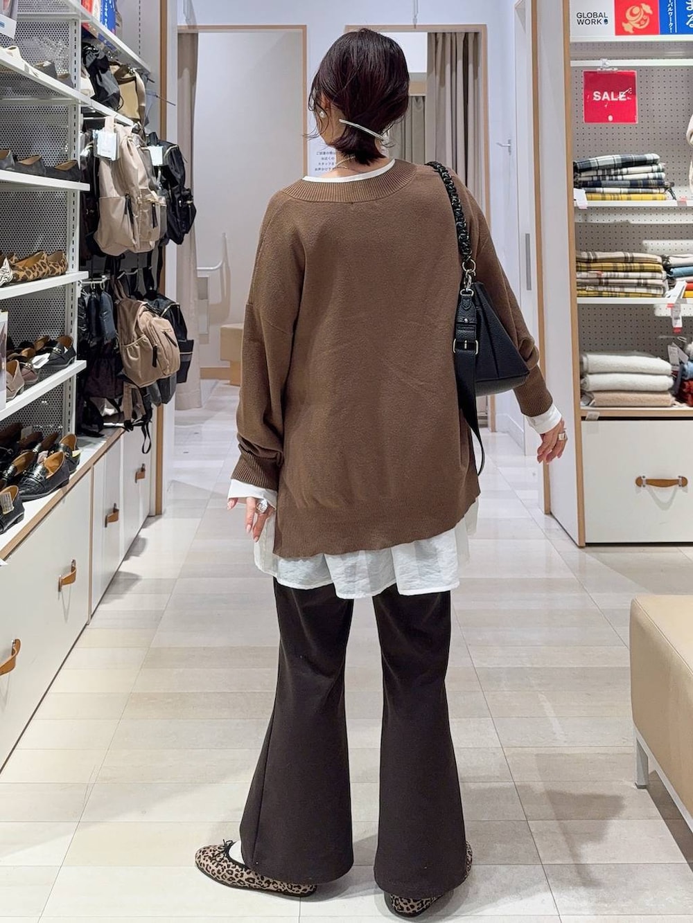 ブルー系のチェスターコート、ホワイト系のTシャツ/カットソー、ブラウン系のその他パンツを着用したレディースの冬コーディネートの9枚目の写真