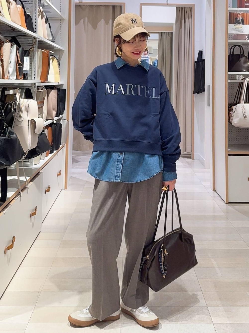 ブラウン系のスラックス、ブラック系のTシャツ/カットソー、ブラック系のトートバッグを着用したレディースの冬コーディネートの5枚目の写真