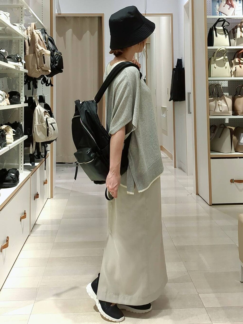 ブラック系のその他パンツ、ブラック系のショルダーバッグ、グレー系のニット/セーターを着用したレディースの夏コーディネートの5枚目の写真