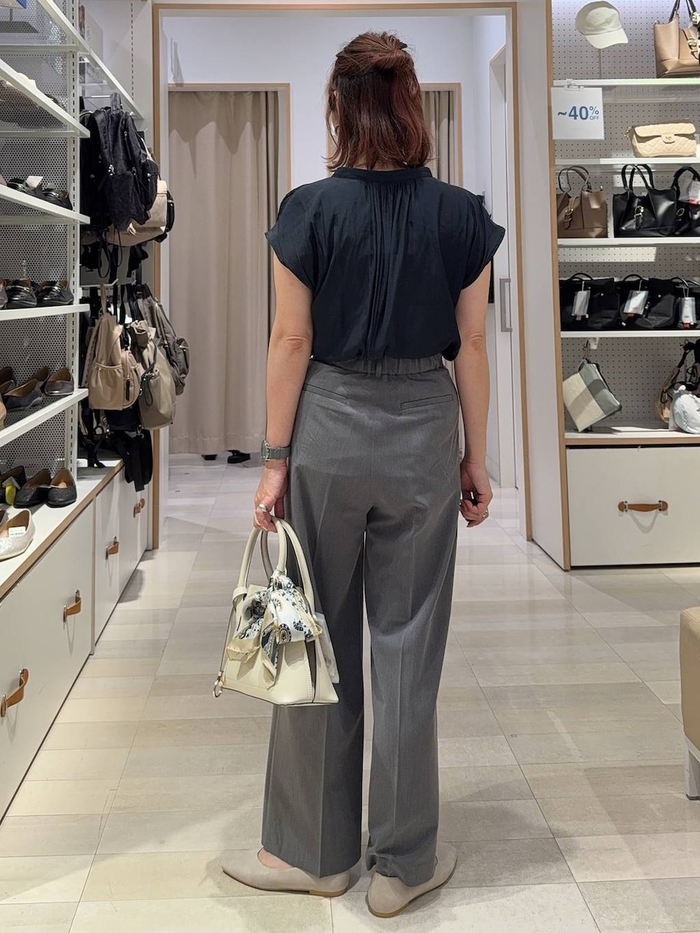 ベージュ系のパンプス、ホワイト系のショルダーバッグ、グレー系のその他パンツを着用したレディースの夏コーディネートの5枚目の写真