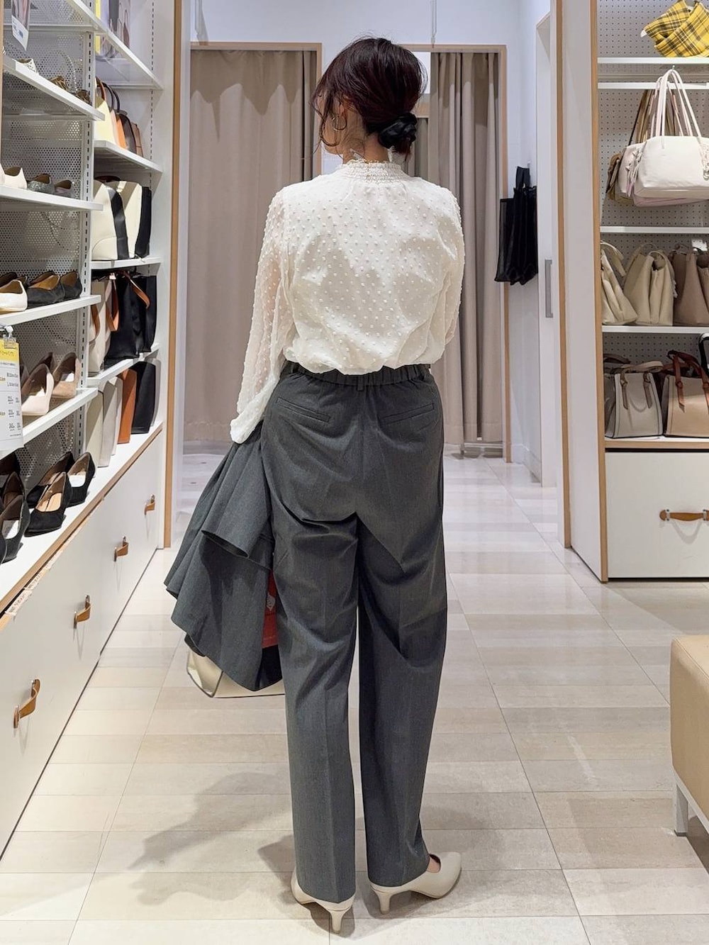 ブラック系のパンプス、グレー系のスラックス、グレー系のテーラードジャケットを着用したレディースの冬コーディネートの7枚目の写真