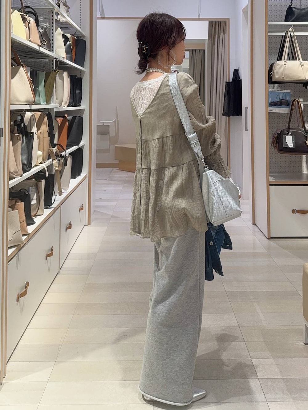 シルバー系のパンプス、ホワイト系のTシャツ/カットソー、ブルー系のデニムジャケットを着用したレディースの春コーディネートの8枚目の写真