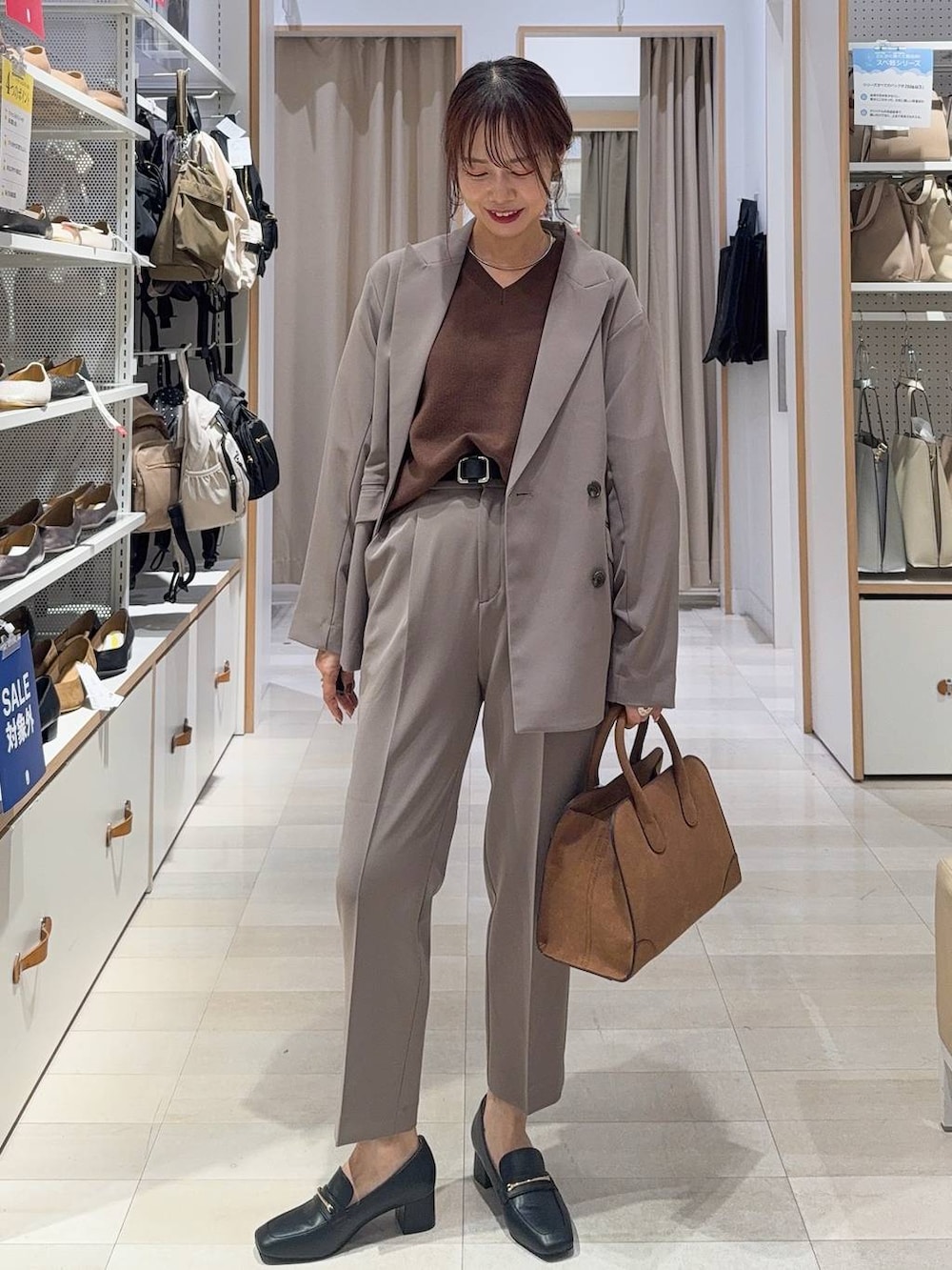 ホワイト系のタンクトップ、ブラック系のその他パンツ、ブラウン系のテーラードジャケットを着用したレディースの秋コーディネートの2枚目の写真