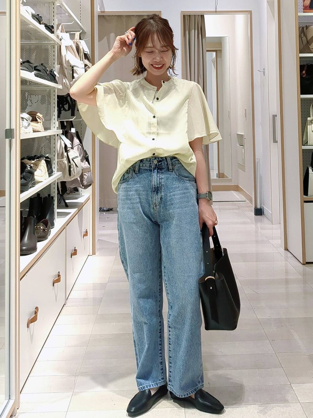 ベージュ系のその他パンツ、ホワイト系のショルダーバッグ、ホワイト系のスリッポンを着用したレディースの春コーディネートの3枚目の写真