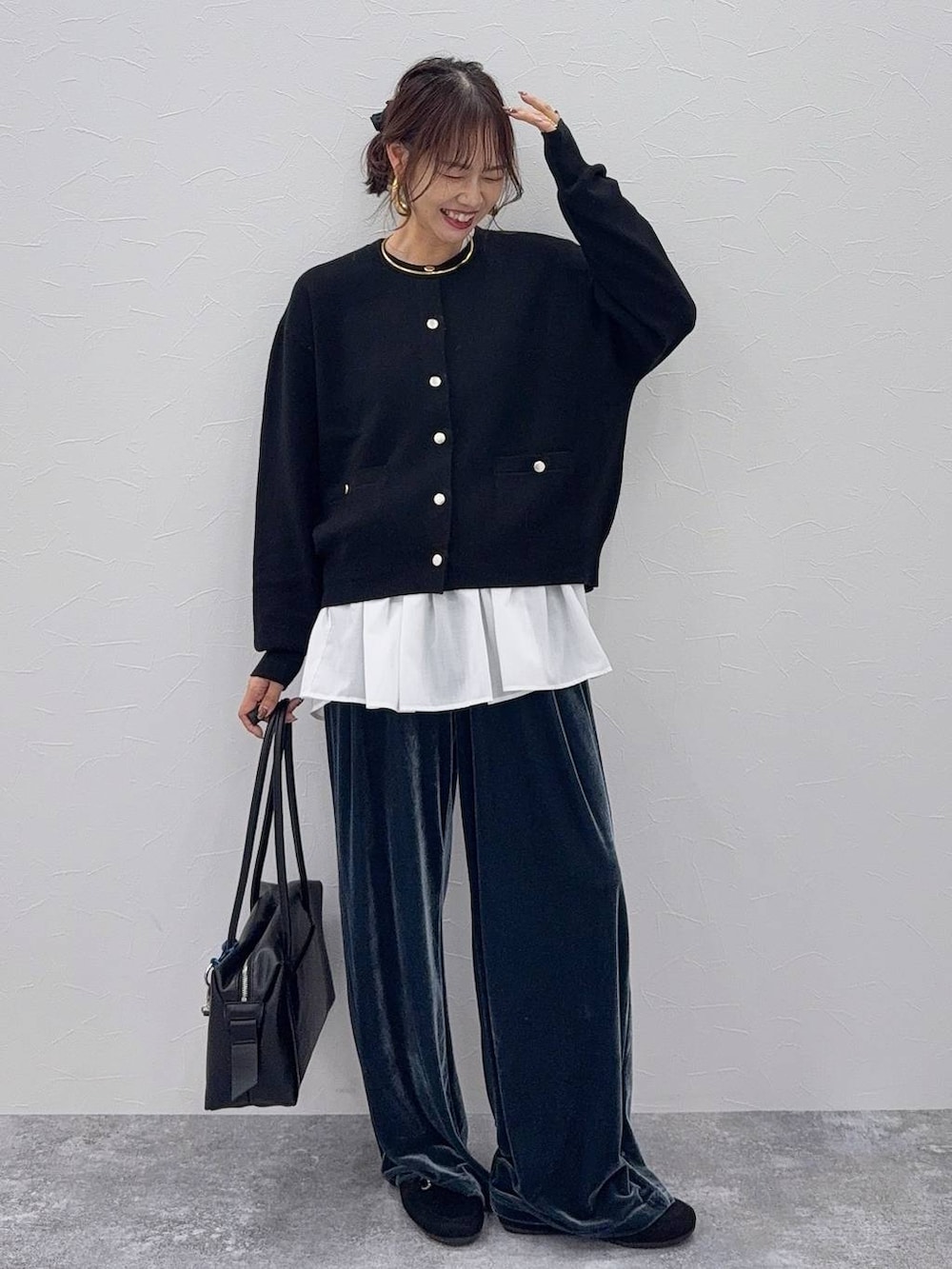 ブラック系のトートバッグ、ブラウン系のその他パンツ、ブラック系のカーディガン/ボレロを着用したレディースの秋コーディネートの3枚目の写真