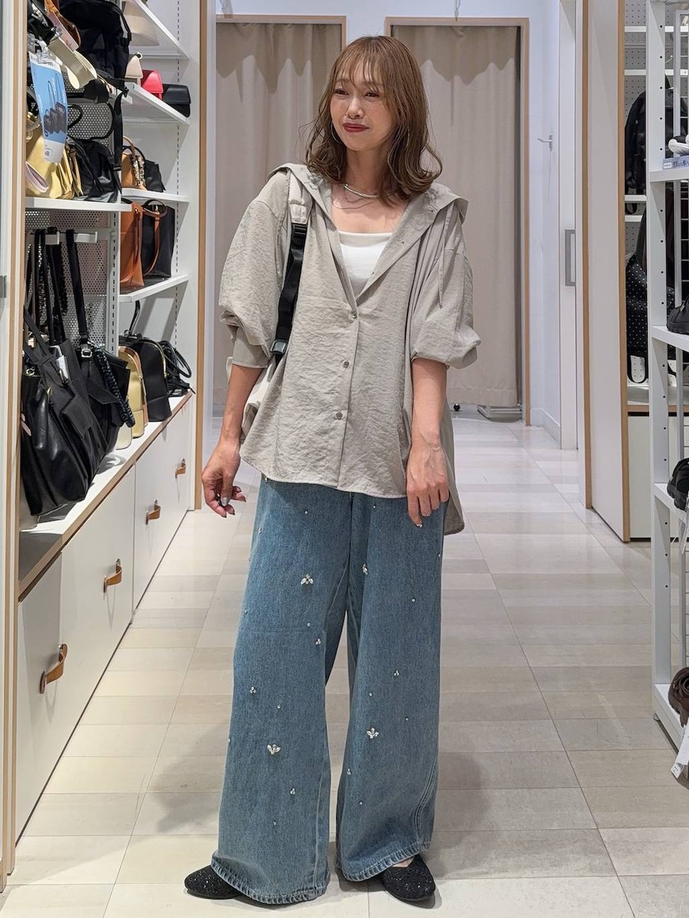 ホワイト系のシャツ/ブラウス、ブルー系のデニムパンツ、グレー系のシャツ/ブラウスを着用したレディースの夏コーディネートの5枚目の写真