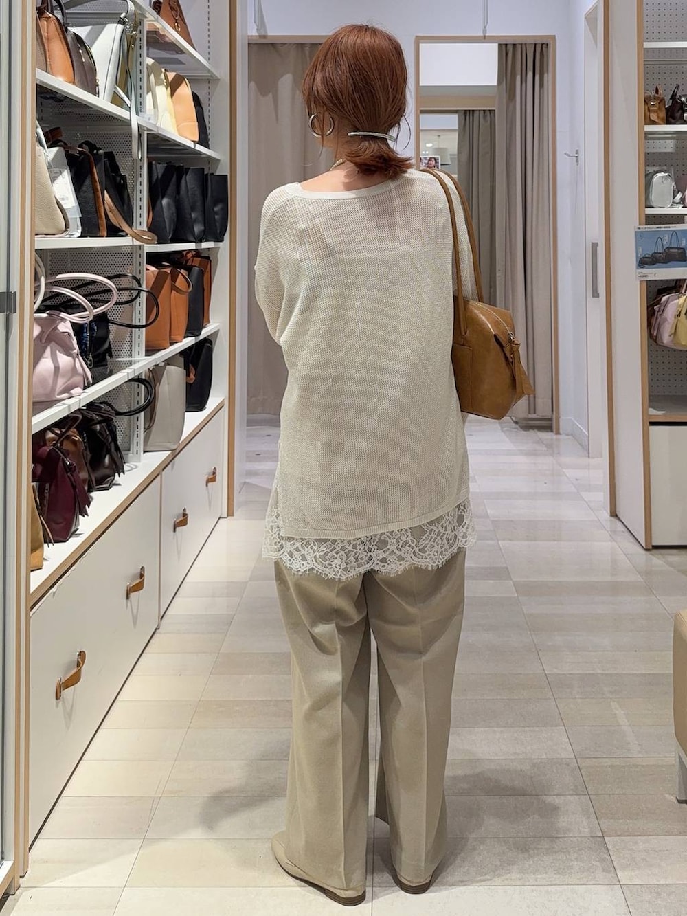 ホワイト系のローファー、ブラウン系のボストンバッグ、ベージュ系のその他パンツを着用したレディースの春コーディネートの4枚目の写真