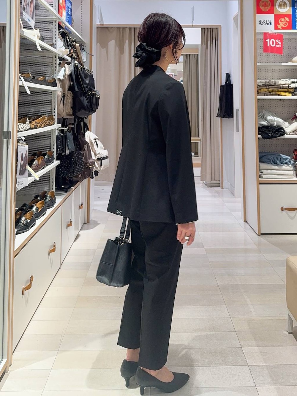 ブラック系のパンプス、ブラック系のスラックス、ホワイト系のシャツ/ブラウスを着用したレディースの冬コーディネートの4枚目の写真