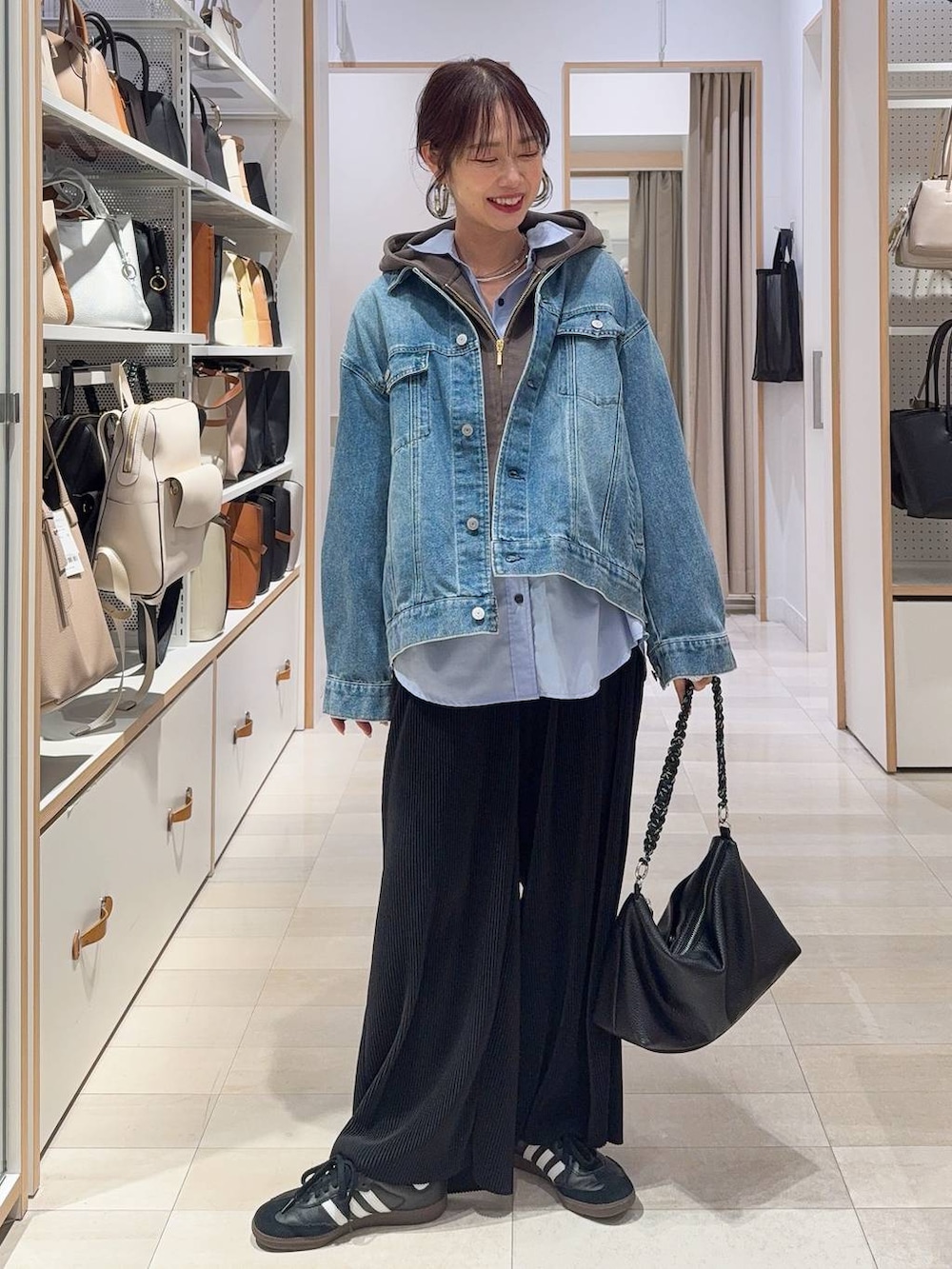 ブルー系のシャツ/ブラウス、ブルー系のデニムジャケット、ブラウン系のベストを着用したレディースの冬コーディネートの2枚目の写真